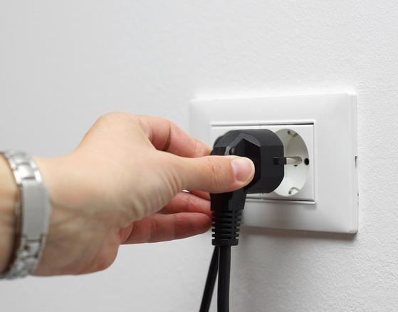 回南天季節(jié)，怎樣避免用電時(shí)因受潮引起的觸電?